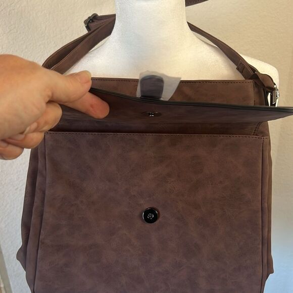 Celela Vegan Leather Cross Body Bag with Adjustable Strap ~ Classic Design - Picture 6 of 10